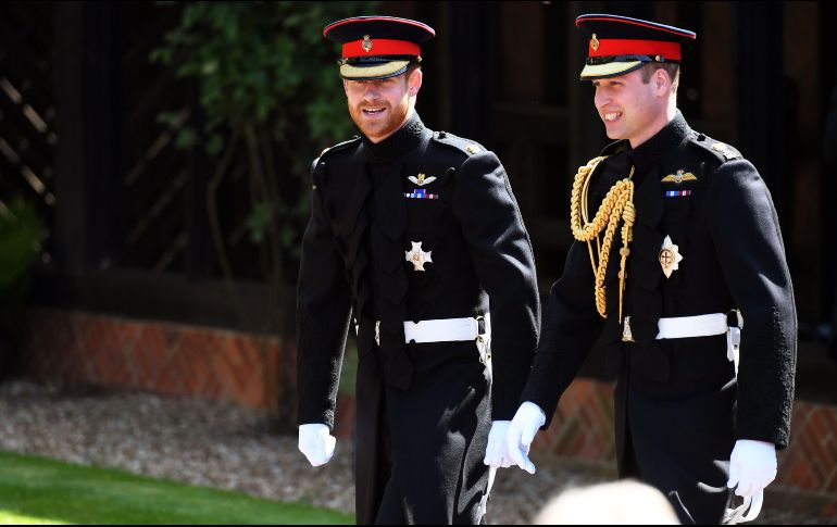 Por la mañana, el príncipe Enrique arribó al Castillo de Windsor acompañado de su hermano el príncipe Guillermo, ambos vestidos con el uniforme militar del regimiento 