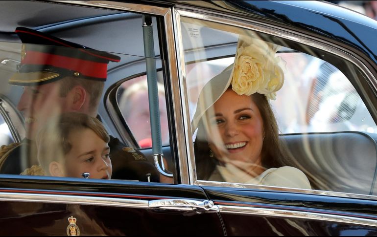Dos minutos antes del mediodía Catalina, duquesa de Cambridge, llegó con sus hijos el príncipe Jorge y la princesa Carlota, quienes son paje y madrina de la boda, en forma respectiva. AP / G. Fuller
