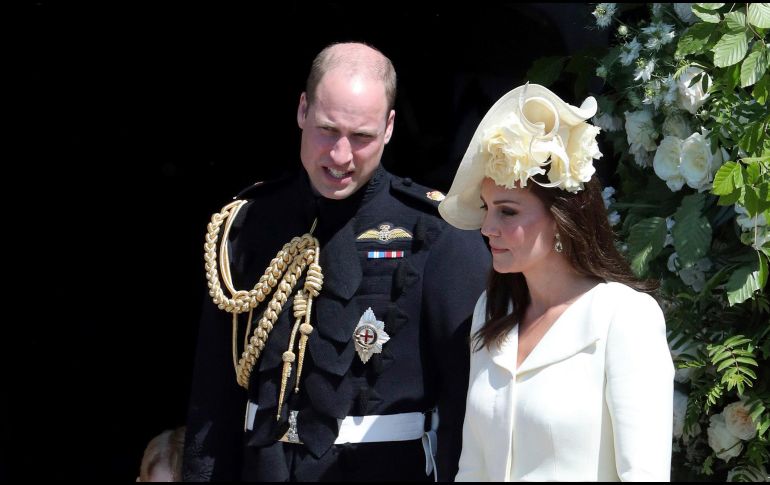 Por otro lado, su esposo, el príncipe Guillermo luce un traje de Gala conmemorativo, el cual le sentó de maravilla. AP / A. Matthews