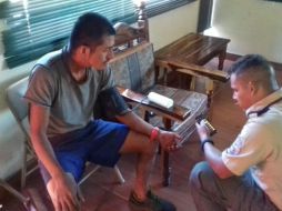 Pérez Díaz es atendido por autoridades de la zona para conocer su estado de salud. ESPECIAL/ Protección Civil y Bomberos de Jalisco