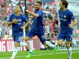 El belga Hazard (I) celebra tras anotar desde los 11 metros al minuto . EFE/G. Penny