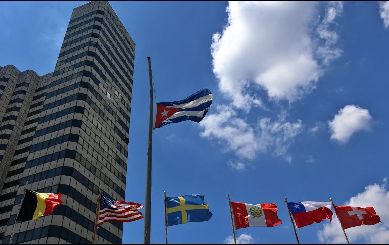 La bandera cubana ondea a media asta en edificios oficiales hoy, sábado 18 de mayo de 2018. EFE / A. Ernesto