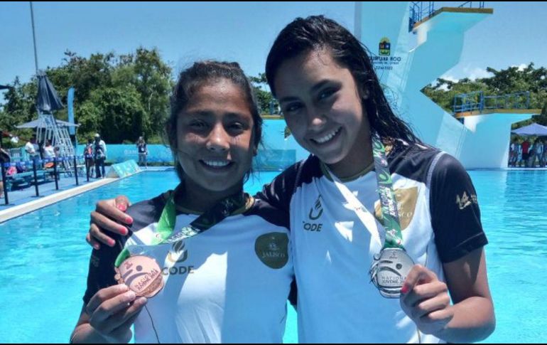 Frida Zuñiga (I) y Valentina López (D) presumen sus medallas, de bronce y plata, respectivamente. TWITTER/@codejalisco