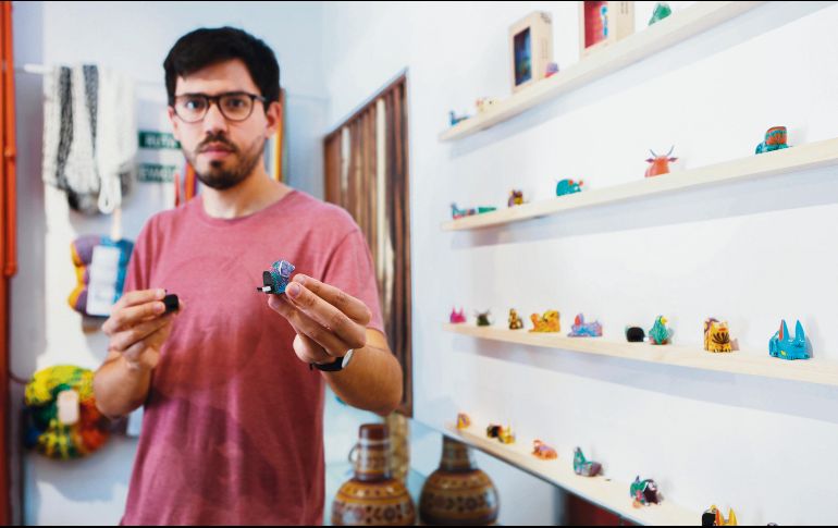 Los alebrijes de Jorge incuyen una memoria USB. EL INFORMADOR / G. Gallo