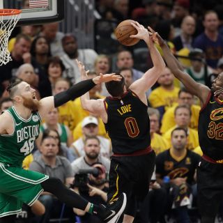 LeBron, Love y Hill oxigenan a los Cavs en final del Este de la NBA