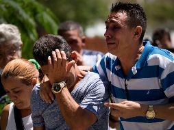 Parientes de los pasajeros finados llegan a la morgue de La Habana. AP/R. Espinosa