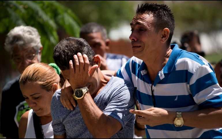 Parientes de los pasajeros finados reaccionan en la morgue de La Habana. AP/R. Espinosa