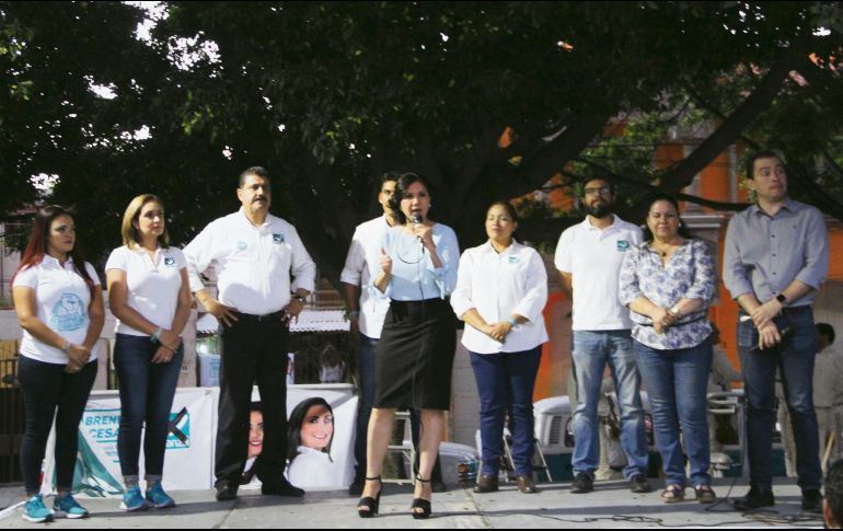Martha Rosa Araiza hizo campaña en la colonia Atlas de Guadalajara. ESPECIAL