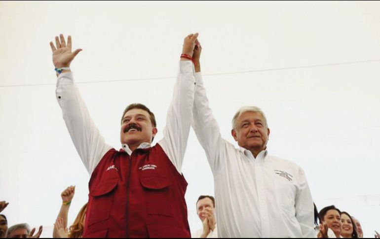 Lomelí y López Obrador, durante un evento ayer en Tlajomulco. El candidato a la presidencia aseguró que los atacan porque van bien. ESPECIAL