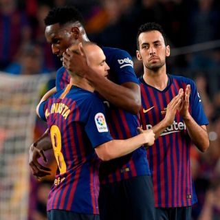 El Barcelona despide con victoria a su leyenda, Andrés Iniesta