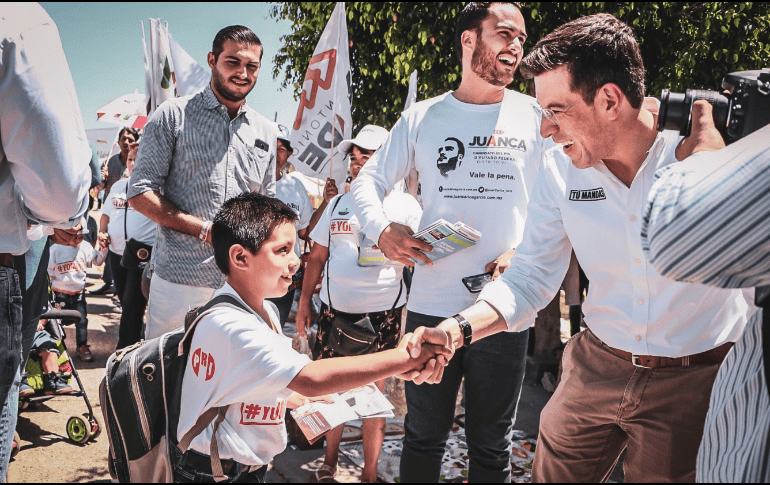 Durante su visita, Castro Reynoso recorrió el tianguis de Valle de Los Molinos donde repartió algunos volantes con sus propuestas. Cortesía / PRI Jalisco