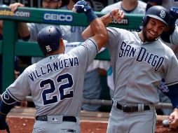 Villanueva celebra con Eric Hosmer (D). AP/G. J. Puskar