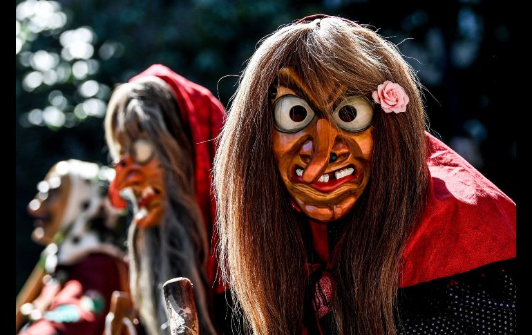 Artistas participan en el desfile del 23° Carnaval de las Culturas en Berlín, Alemania. Alrededor de cuatro mil participantes en 70 grupos tomaron las calles con baile , música y trajes coloridos.  EFE/F. Singer
