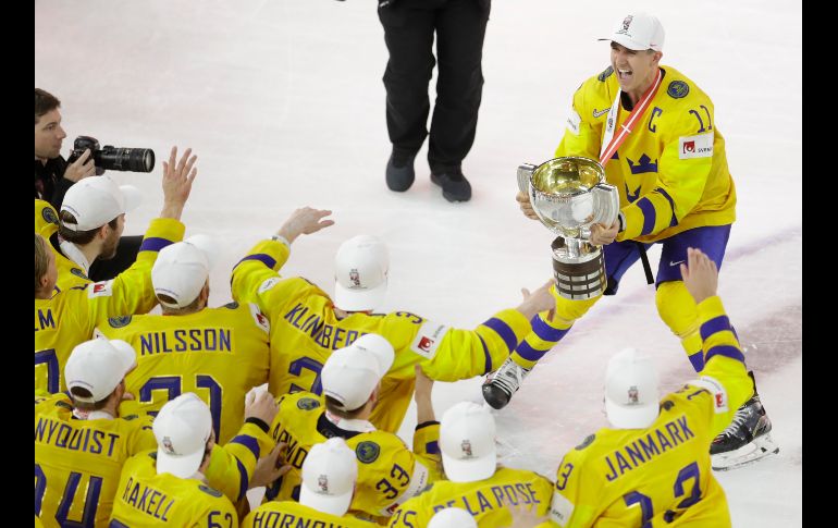 Jugadores de Suecia festejan con el trofeo tras ganar el campeonato mundial de hockey sobre hielo en Copenague, Dinamarca. AP/P. Josek