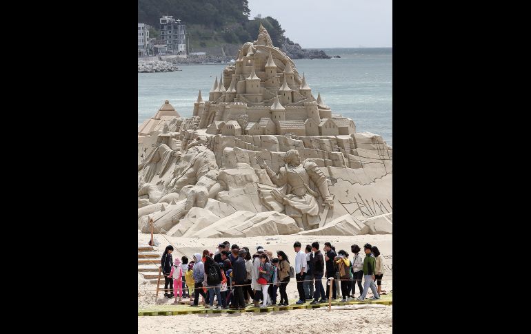 Una gran escultura de arena se levanta en la playa Haeundae en Busan, Corea del Sur. EFE/Yonhap