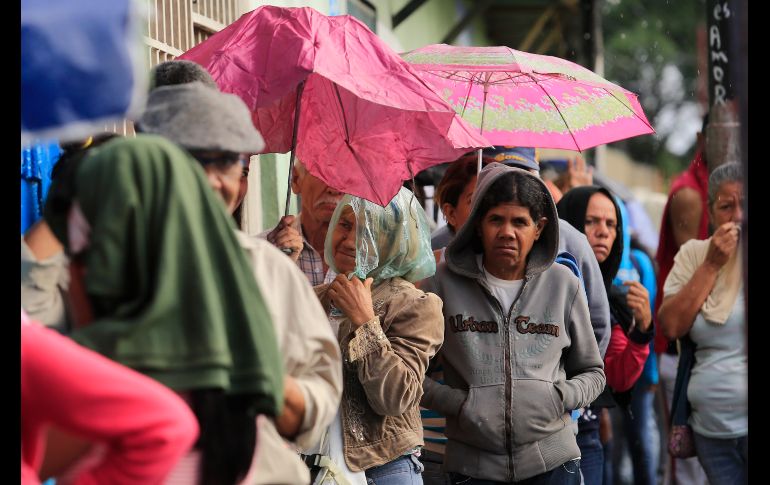 Votantes hacen fila en una casilla en Barquisimeto, Venezuela, en la jornada de elecciones presidenciales. AP/J. Hernández