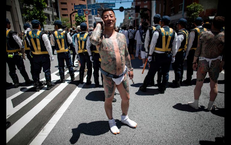 Un hombre con tatuajes japoneses tradicionales se ve en el festival Sanja Matsuri, en el distrito Asakusa de Tokiuo. El festival celebra a los tres fundadores del templo Sensoji del distrito. AFP/B. Mehri