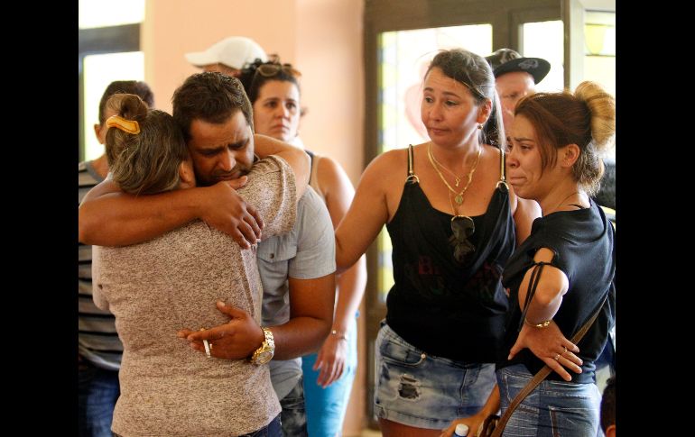 Familiares y amigos de las víctimas aguardan en el Hotel Tulipán, donde se alojan en La Habana. En la nave viajaban 113 personas, de las cuales sobrevivieron tres. EFE/E. Mastrascusa