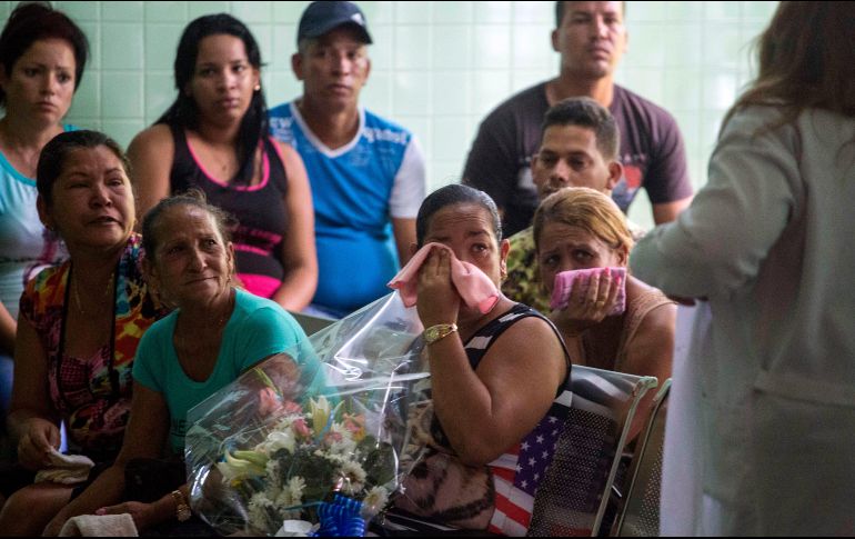 Familiares de los pasajeros esperan en la morgue de La Habana. Hasta ahora 20 cuerpos han sido identificados. AP/D. Boylan