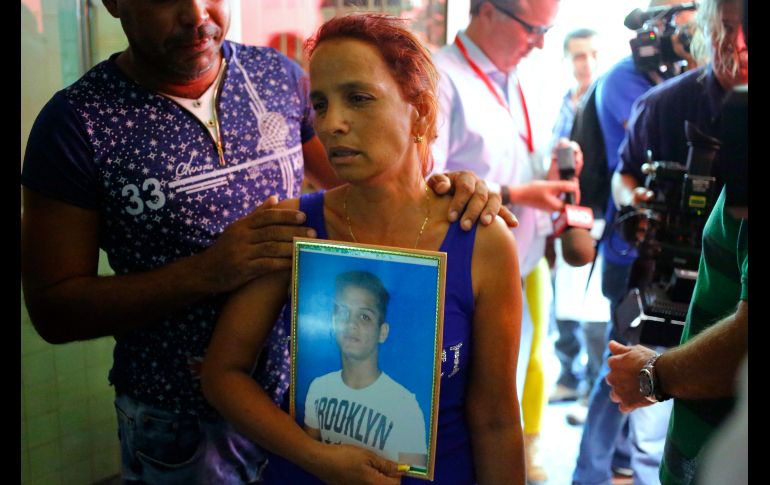 Maidi Charchabal espera en la máxima institución forense de Cuba a que se complete la identificación del cadáver de su hijo Daniel Terrero, uno de más de un centenar de víctimas del accidente aéreo del viernes en La Habana. AP/D. Boylan