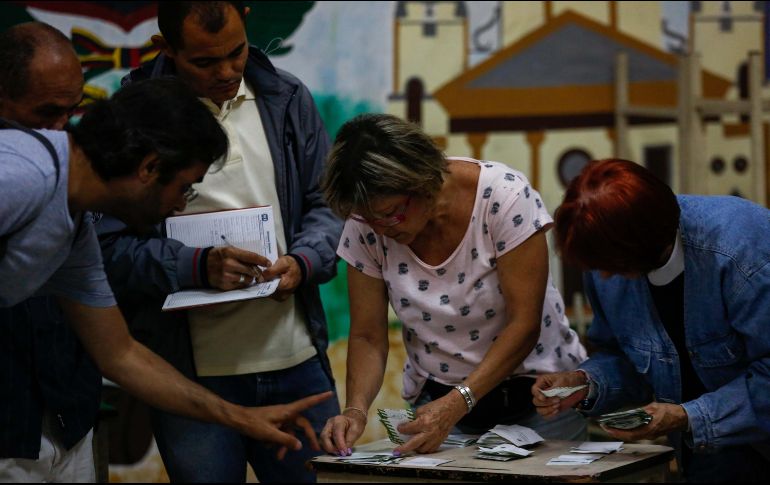 Los centros electorales en Venezuela comenzaron a cerrar progresivamente sin que se hubiera producido el anuncio oficial por parte del Consejo Nacional Electoral. EFE / C. Hernández