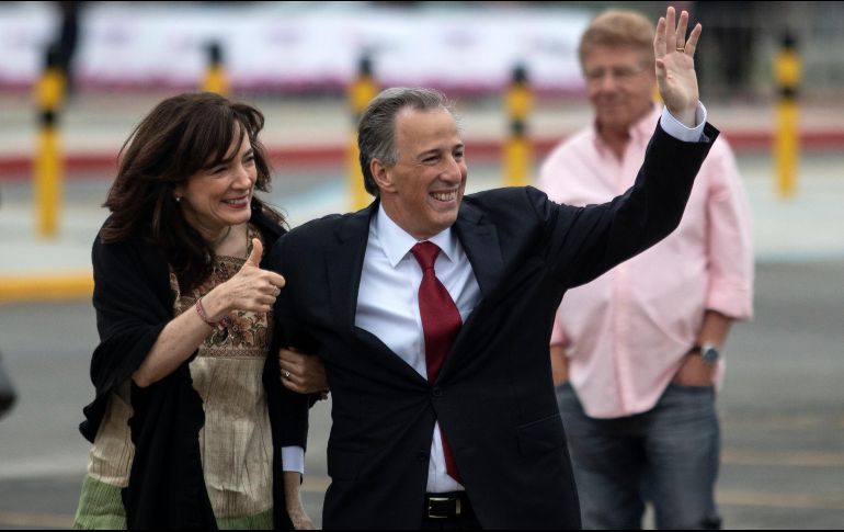 Meade Kuribreña llegó acompañado de su esposa, Juana Cuevas. AFP / G. Arias
