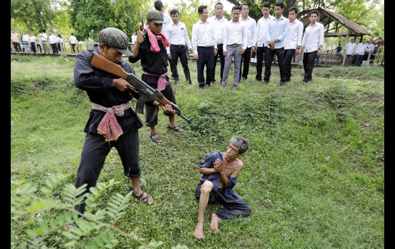 Camboyanos interpretan una escena de la matanza de los 