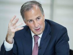 Usuarios se han cuestionado sobre las machas que tiene Meade en la cara y manos. SUN / ARCHIVO