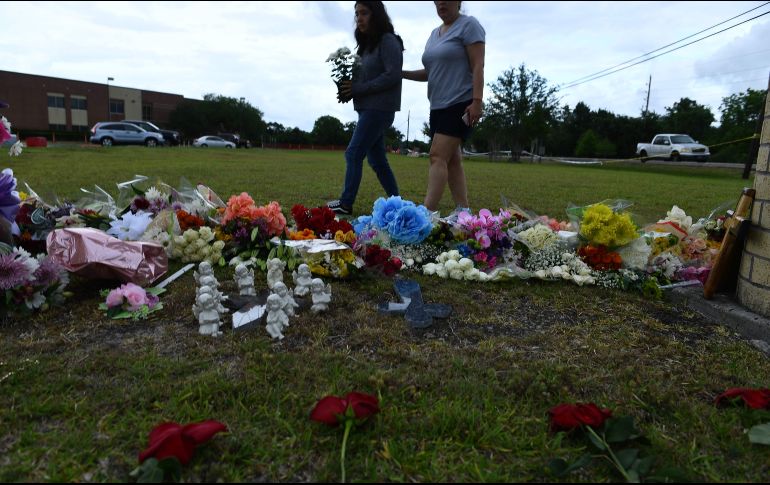 Homenaje. Varias personas pasan cerca de un altar elaborado en honor a las víctimas de este nuevo ataque. AP