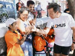 Campaña. Pablo Lemus jugó una “cascarita” con habitantes de las colonias zapopanas. ESPECIAL
