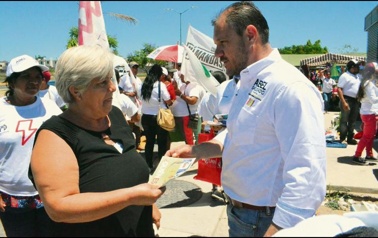 Charla. Abel Salgado intercambió ideas con seguidores de su proyecto. ESPECIAL