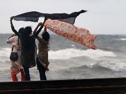 Mueren cuatro personas por lluvias del monzón en Sri Lanka  Al menos cuatro personas han muerto y miles más se han visto afectadas por las fuertes lluvias asociadas al monzón que desde el jueves pasado azotan el sur y centro de Sri Lanka, donde se han desplegado mil 500 militares para lidiar con la situación.  El director general del Centro de Gestión de Desastres, Sidambarampillai Amalanadan, indicó hoy a Efe que dos de los fallecimientos se registraron en el distrito de Monaragala (sureste) por el impacto de rayos y un tercero en Kegalle (centro) por un deslizamiento de tierra.  Amalanadan no pudo precisar detalles sobre el cuarto fallecido.  Unos 