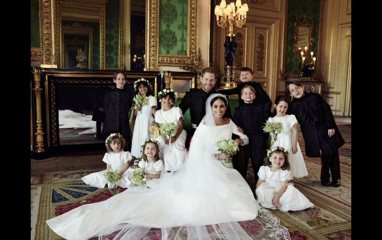 Una segunda imagen muestra al duque y la duquesa de Sussex, como ahora se les conoce, solo con los niños. Palacio de Kensington / A. Lubomirski