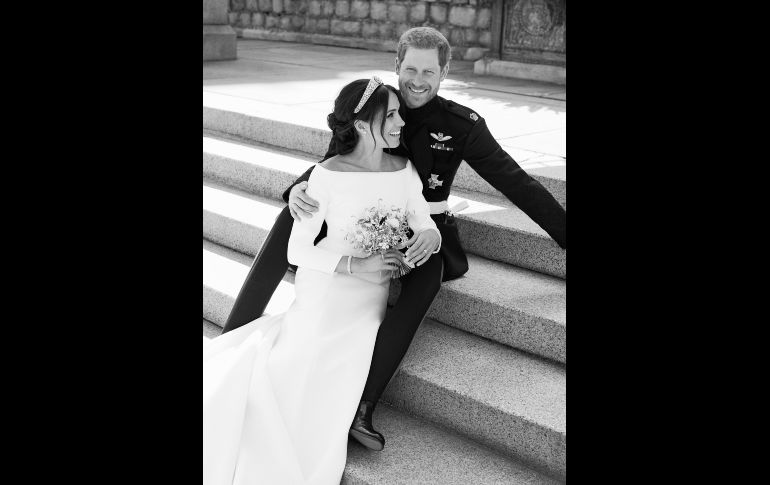 Los recién casados también posaron para una foto menos formal en blanco y negro. Palacio de Kensington / A. Lubomirski