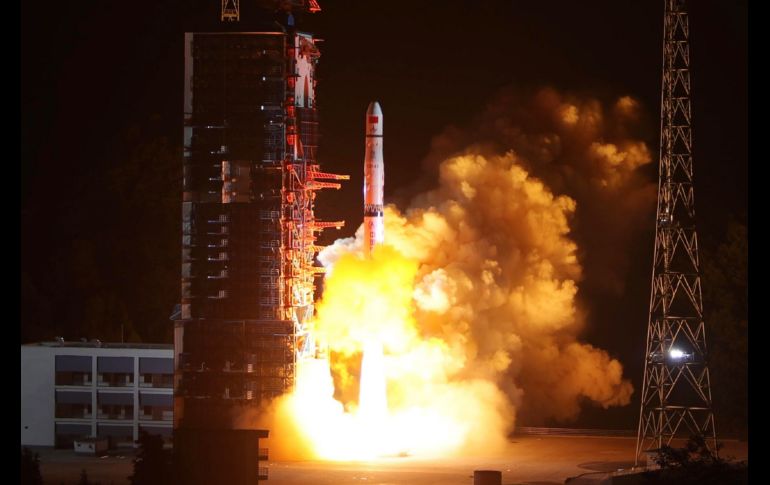 El cohete Larga Marcha 4C despega desde el centro de lanzamiento de Xichang, China, con el Queqiao, un satélite de retransmisión parte de un innovador programa para llevar una sonda a la cara más alejada de la Luna. AFP