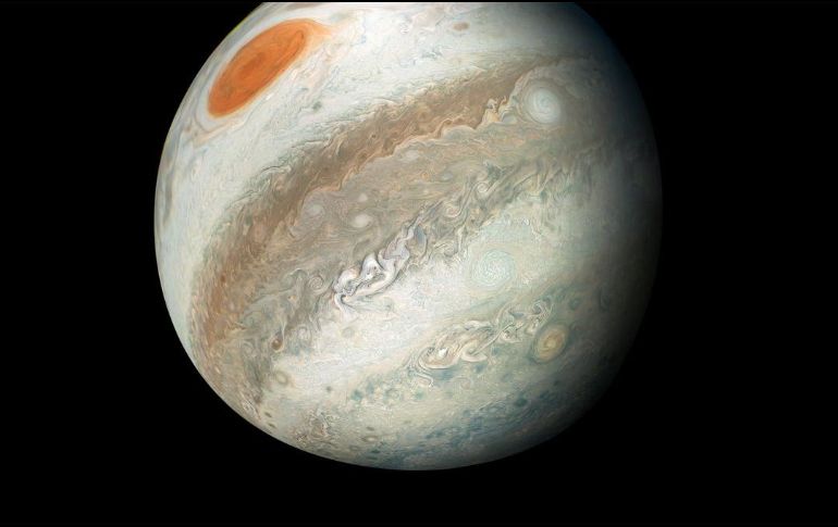 La NASA destacó que esta toma exclusiva hace que Júpiter parezca estar en el norte. TWITTER / @NASAJuno
