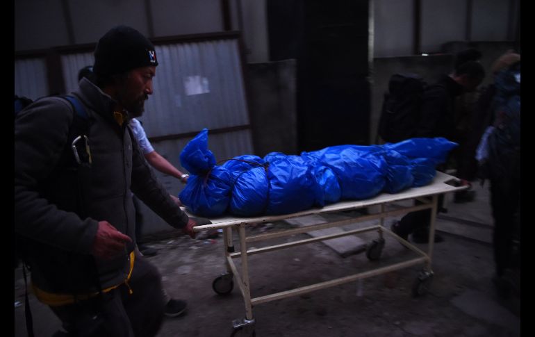 Voluntarios y amigos cargan el cuerpo del alpinista japonés Nobukazu Kuriki en un hospital en Katmandú, Nepal. Kuriki falleció en su intento de alcanzar la cima del Everest y es el tercer alpinista en morir en esa montaña en este mes. AFP/P. Mathema