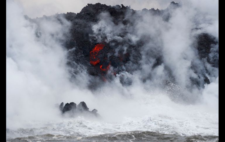 El encuentro de la lava incandescente con el agua produce humos ácidos. Así se observó el fenómeno el domingo. AP/ARCHIVO