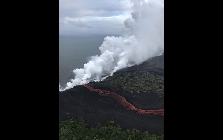 Dos flujos de lava hacen hoy contacto con el mar. ESPECIAL/Servicio Geológico de EU
