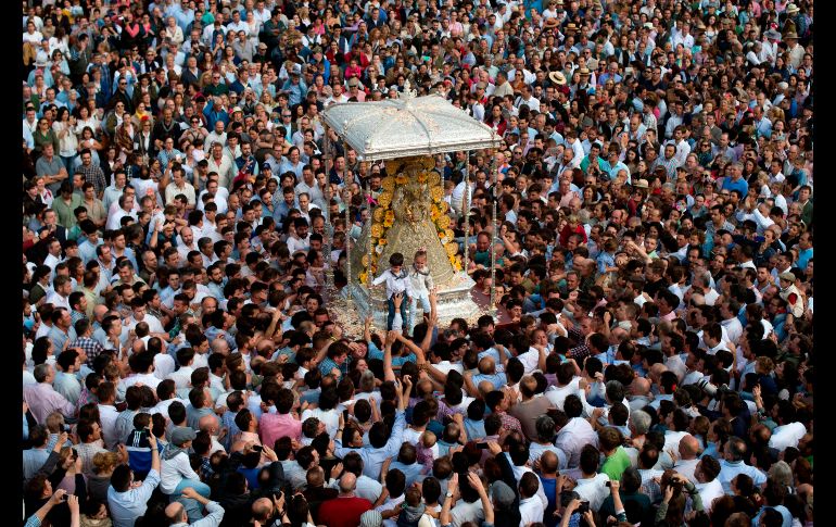 Peregrinos acompañan a la Virgen durante la procesión en El Rocío, España. La romería de El Rocío es la más grande del país, pues reúne a cientos de miles. AFP/J. Guerrero