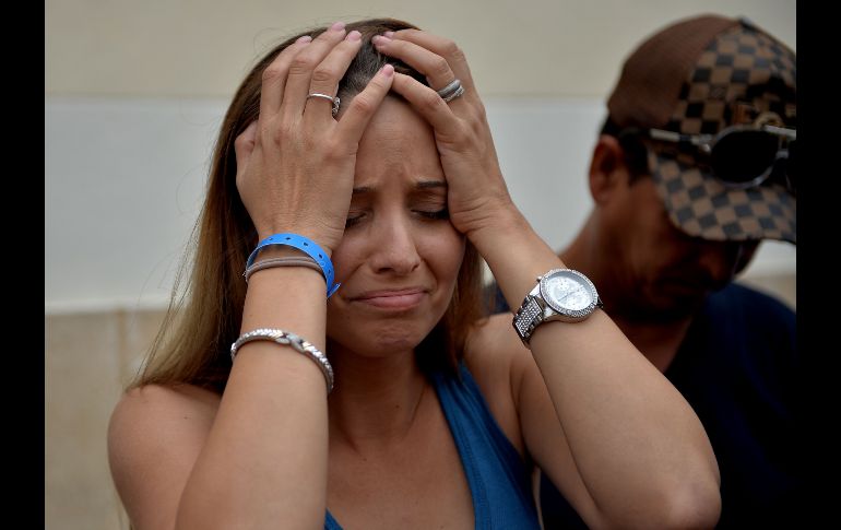 Una familiar de Mailén Díaz, una de las tres sobrevivientes del accidente aéreo en Cuba, reacciona tra recibir un reporte médico en el hospital de La Habana. Díaz se mantiene con pronóstico reservado. AFP/Y. Lage