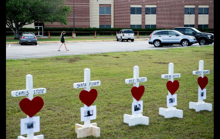 Cruces forman parte de un homenaje a las 10 víctimas mortales del tiroteo en una escuela en Santa Fe, Estados Unidos. AFP/B. Smialowski