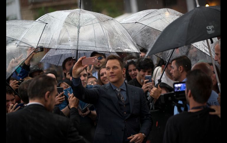 El actor Chris Pratt se toma una foto con fans en Madrid, en el marco de la premiere de la película 