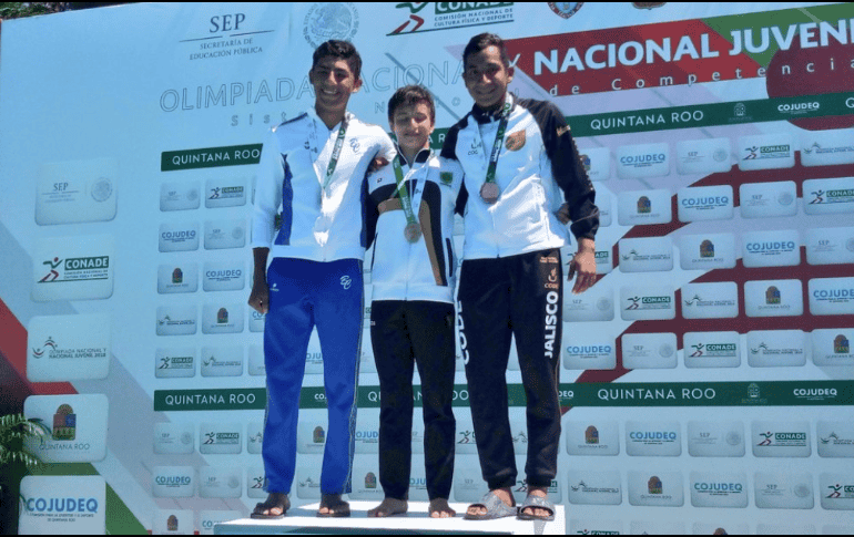 El primero en subir al podio fue Abraham Bermeo, quien obtuvo la medalla de oro en la prueba de trampolín 3 metros. TWITTER / @codejalisco