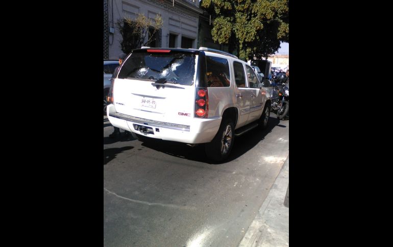 Un vehículo muestra impactos de bala tras un tiroteo registrado esta tarde en Guadalajara. ESPECIAL