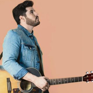 Kurt, el cantautor que la está “rompiendo”