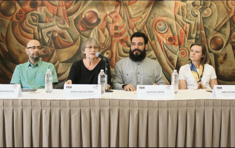 Presentes. En rueda de prensa Agnieszka Duczmal (de negro)  y Anna Duczmal-Mróz (en la esquina de blanco). ESPECIAL