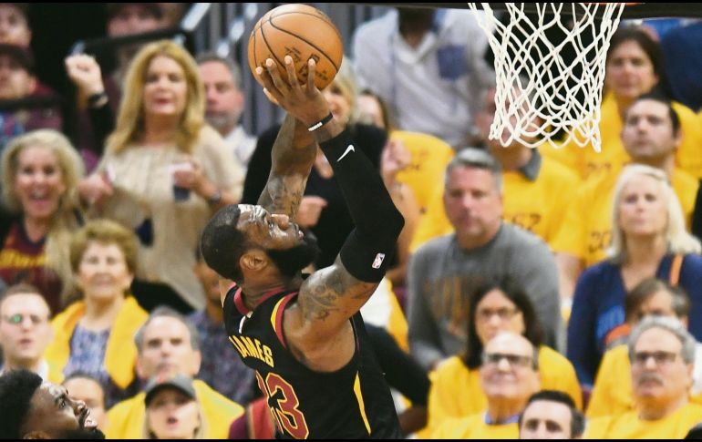 Imparable. LeBron James aportó 44 puntos para los Cavaliers en el juego de ayer. AFP