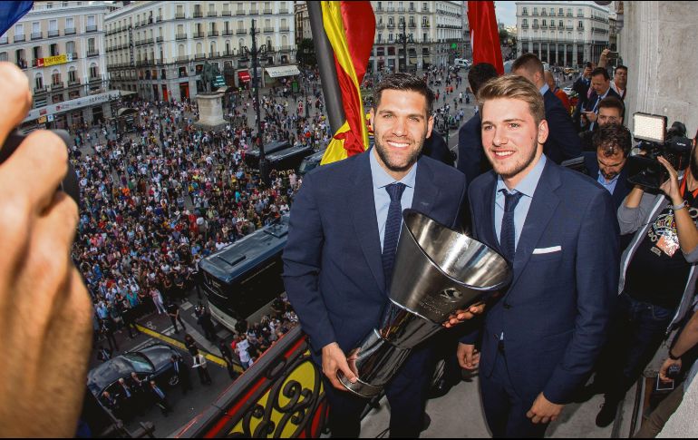 Figuras. Felipe Reyes y Luka Doncic ofrecieron el trofeo de la Euroliga a los aficionados del Real Madrid. EFE/R. Jiménez