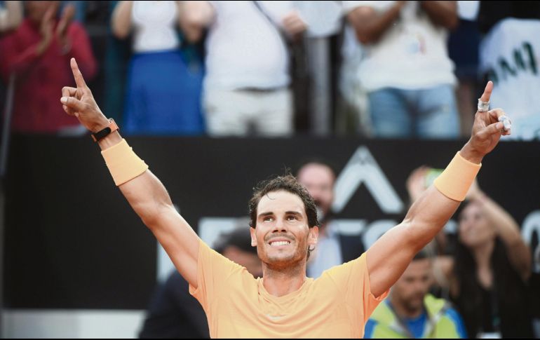 De regreso. Rafael Nadal celebra tras coronarse en Roma, para recuperar la cima de la clasificación de la ATP. AFP